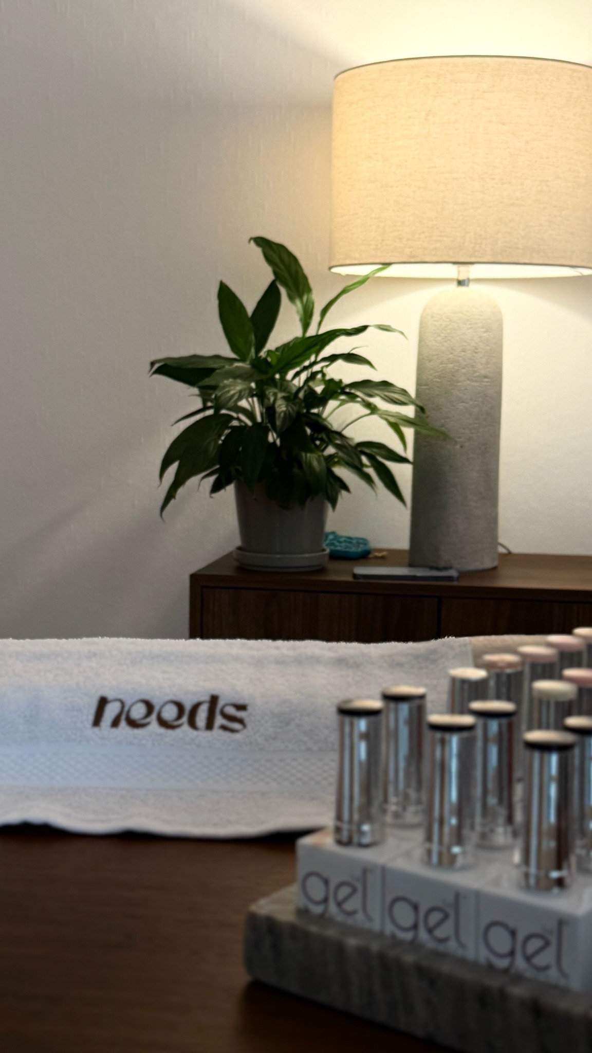 Nagellackfarben und needs-Handtuch im Wohnzimmer