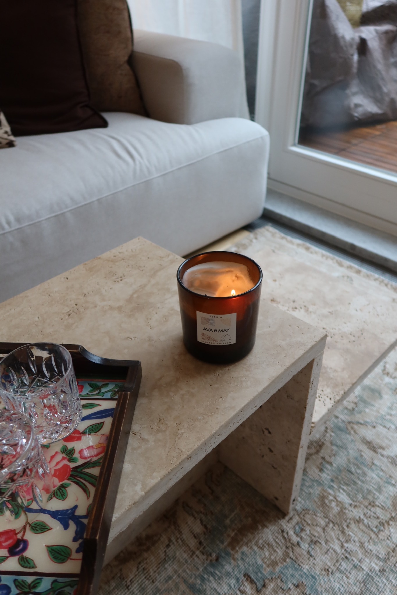 Wohnzimmer mit Sofa, Kerze und Zeitschriften